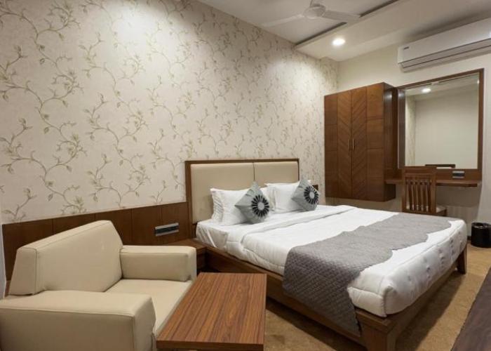 Pam Premium Hotel Vadodara
