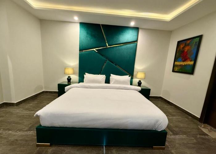 Tom's Luxury Hotel