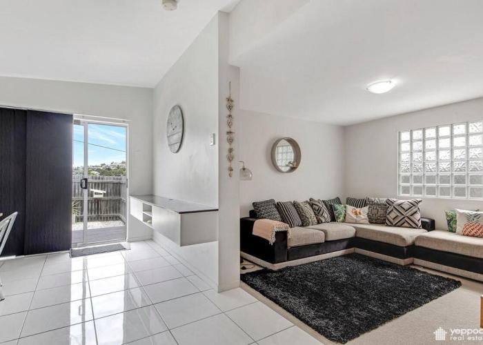 Air-conditioned Cooee Bay Beach House with Wi-Fi