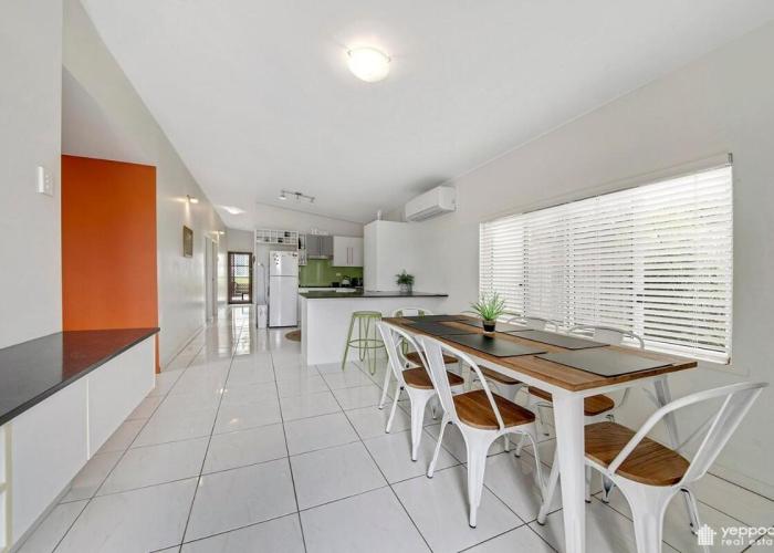 Air-conditioned Cooee Bay Beach House with Wi-Fi