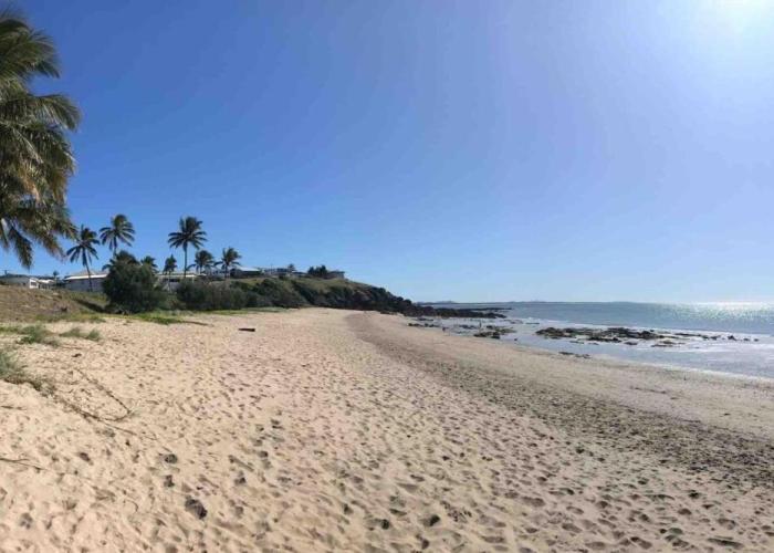 Air-conditioned Cooee Bay Beach House with Wi-Fi