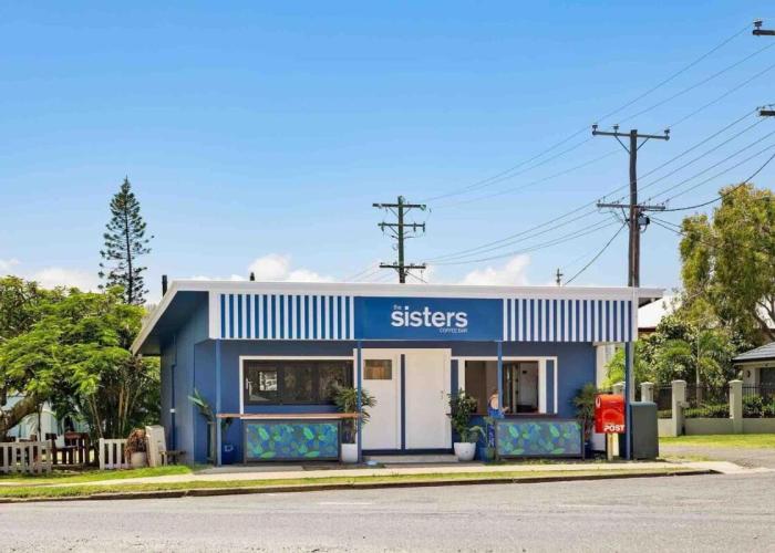 Air-conditioned Cooee Bay Beach House with Wi-Fi