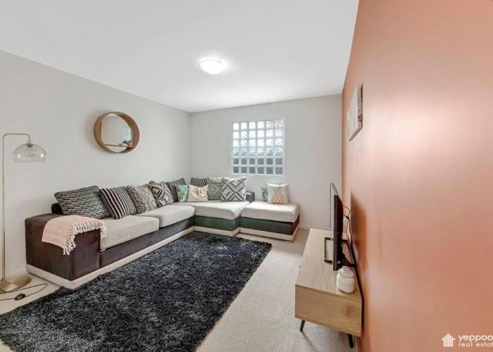 Air-conditioned Cooee Bay Beach House with Wi-Fi