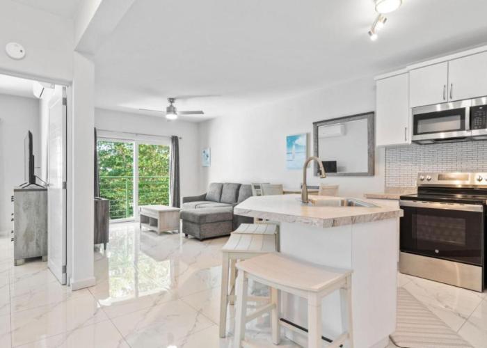 Casa Angelica Apt 202 steps to Sandy Beach