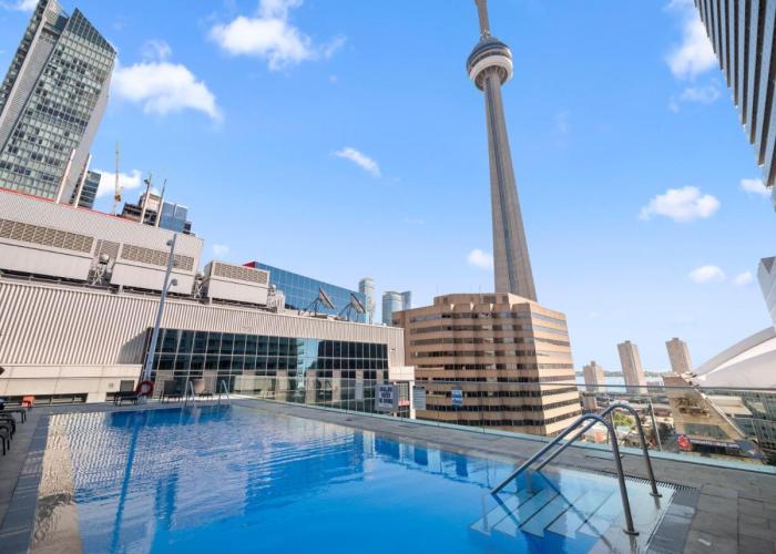 Skyline Royale Penthouse - Downtown Toronto - CN Tower View, Balcony, Pool, Hot Tub