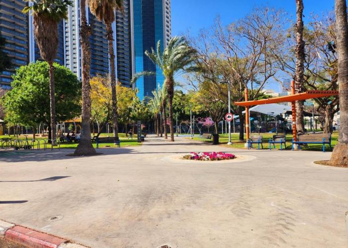 La Guardia on the boulevard