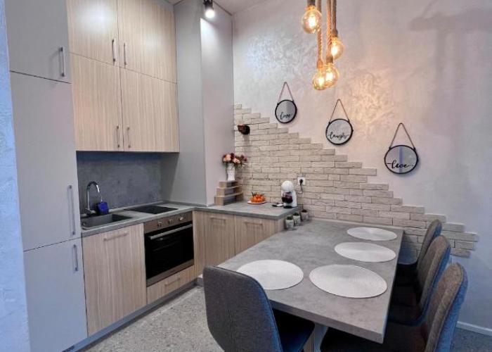 Riverside 1BR Apartment