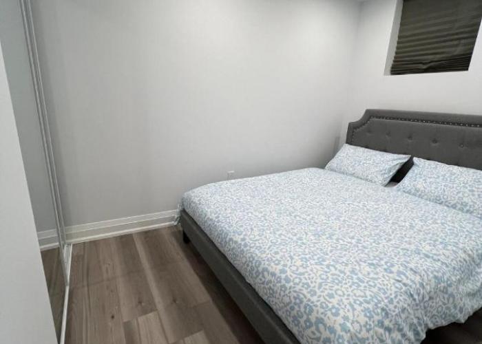 Cozy 2 Bedrooms Modern Basement Suite with Private entrance, Kitchen and parking