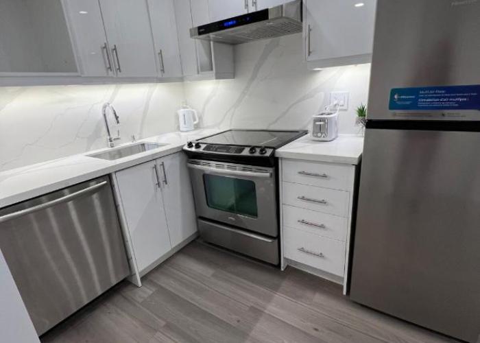 Cozy 2 Bedrooms Modern Basement Suite with Private entrance, Kitchen and parking