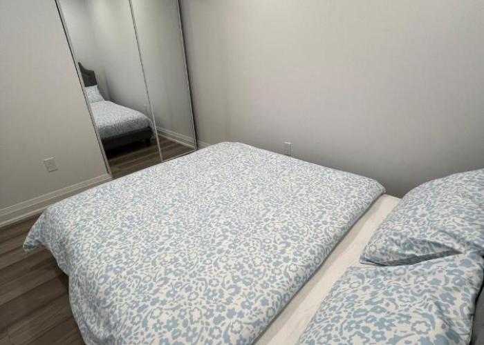 Cozy 2 Bedrooms Modern Basement Suite with Private entrance, Kitchen and parking