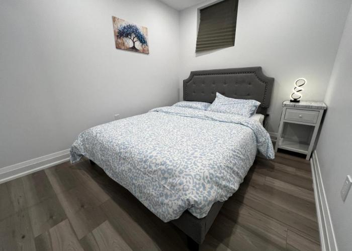 Cozy 2 Bedrooms Modern Basement Suite with Private entrance, Kitchen and parking