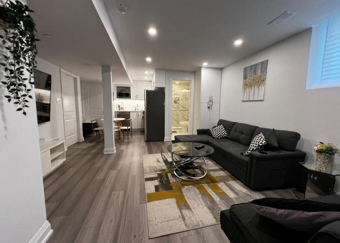 Cozy 2 Bedrooms Modern Basement Suite with Private entrance, Kitchen and parking