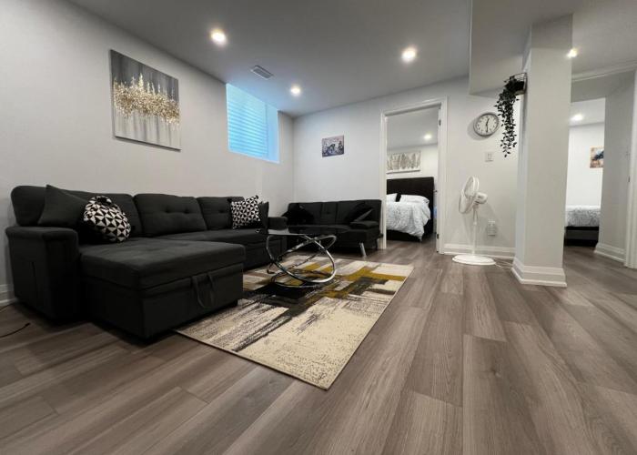 Cozy 2 Bedrooms Modern Basement Suite with Private entrance, Kitchen and parking