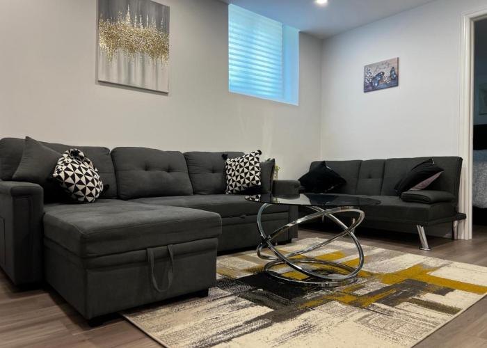 Cozy 2 Bedrooms Modern Basement Suite with Private entrance, Kitchen and parking