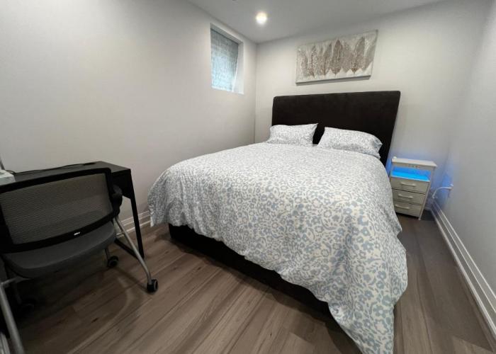 Cozy 2 Bedrooms Modern Basement Suite with Private entrance, Kitchen and parking