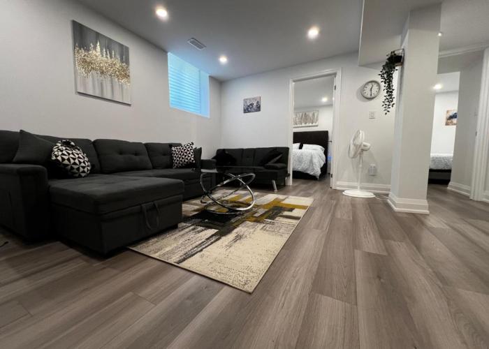 Cozy 2 Bedrooms Modern Basement Suite with Private entrance, Kitchen and parking