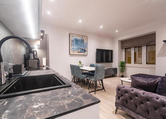 Suite Stay at 4 Apartment & Rooms
