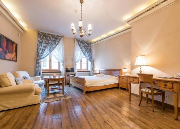 Castle Street Retreat, 19