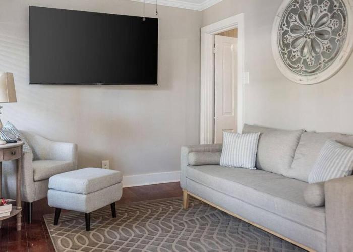 Old Dauphin Way Historic Home - Unit 4