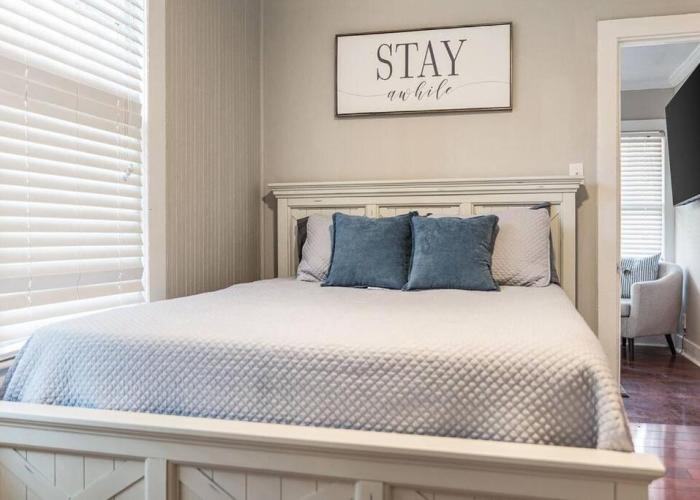 Old Dauphin Way Historic Home - Unit 4