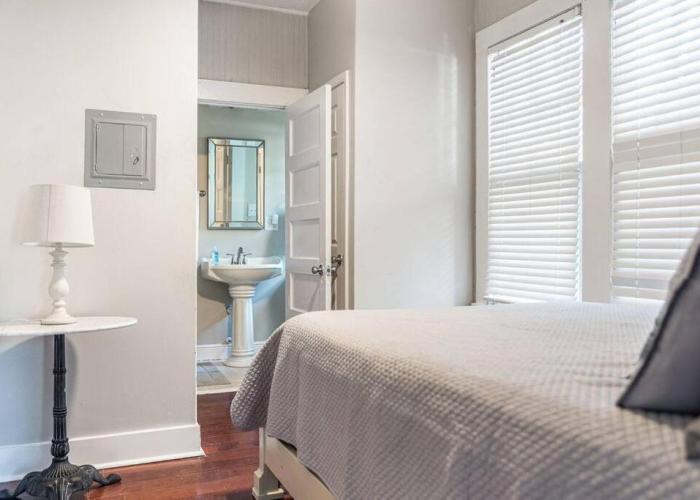 Old Dauphin Way Historic Home - Unit 4