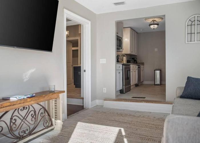 Old Dauphin Way Historic Home - Unit 6