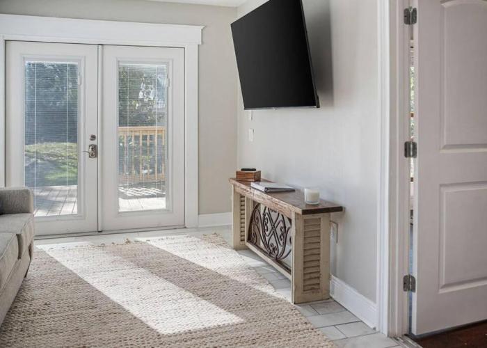 Old Dauphin Way Historic Home - Unit 6