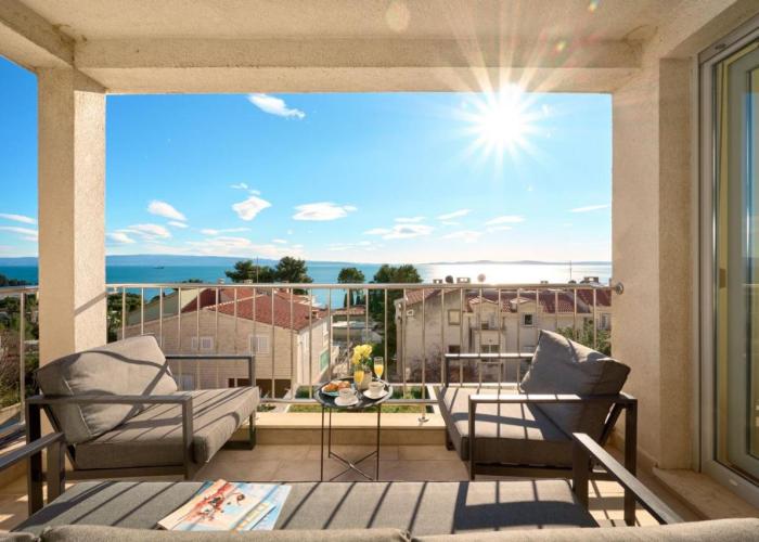 Sea View & Garage - Modern 3BR Split Apartment
