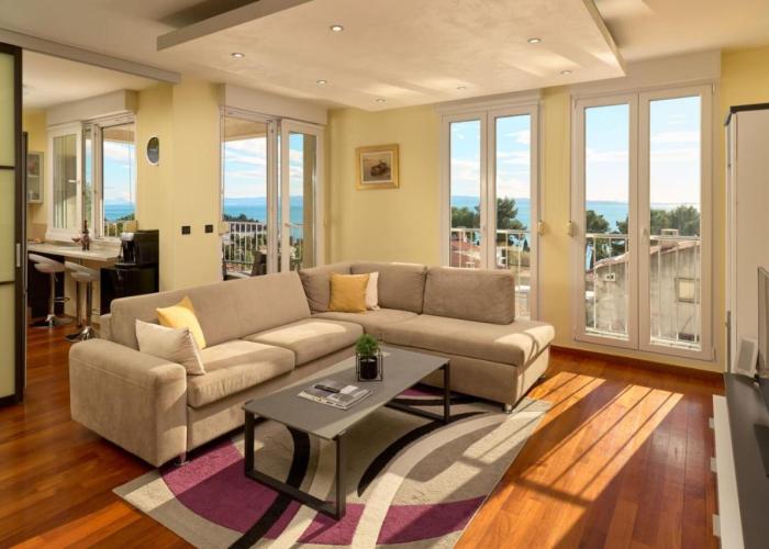 Sea View & Garage - Modern 3BR Split Apartment