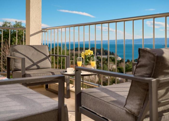 Sea View & Garage - Modern 3BR Split Apartment