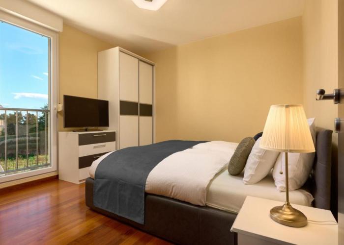 Sea View & Garage - Modern 3BR Split Apartment