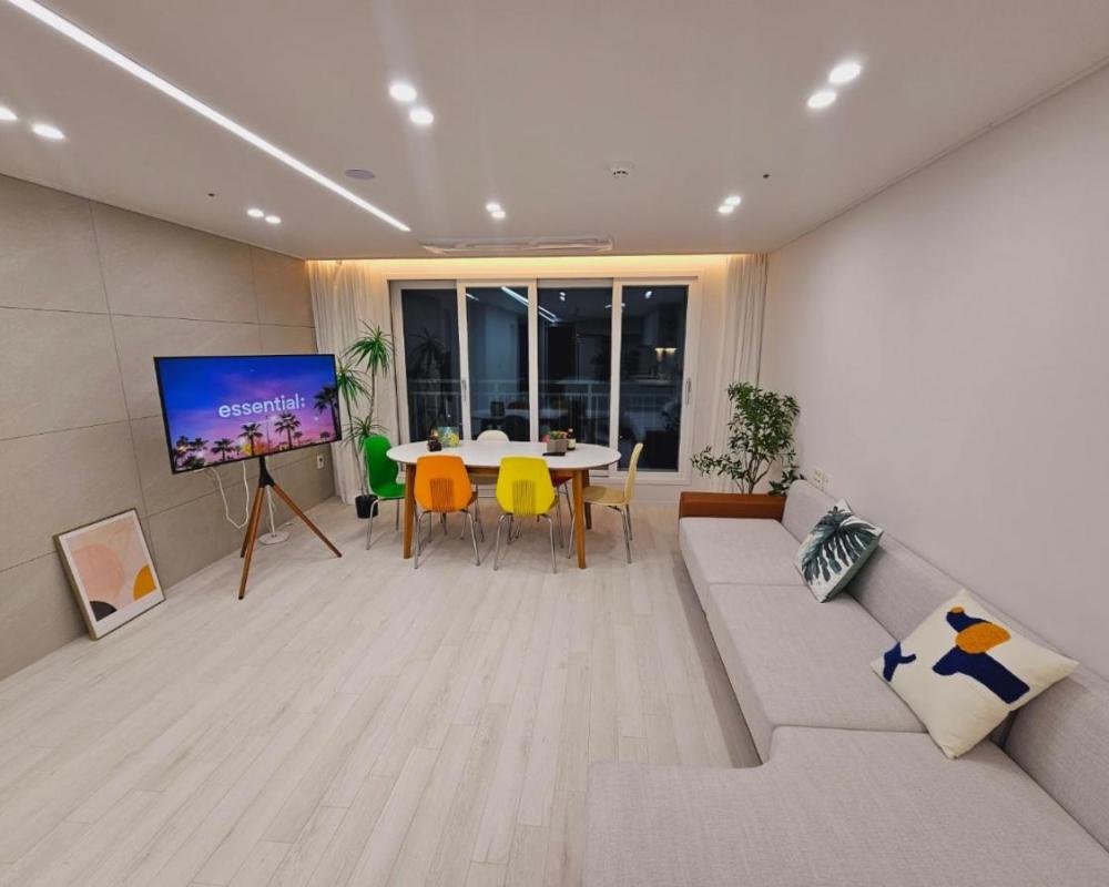 가족 친구 모임 넓은 쓰리룸 산과 도시가 어우러진 힐링 하우스