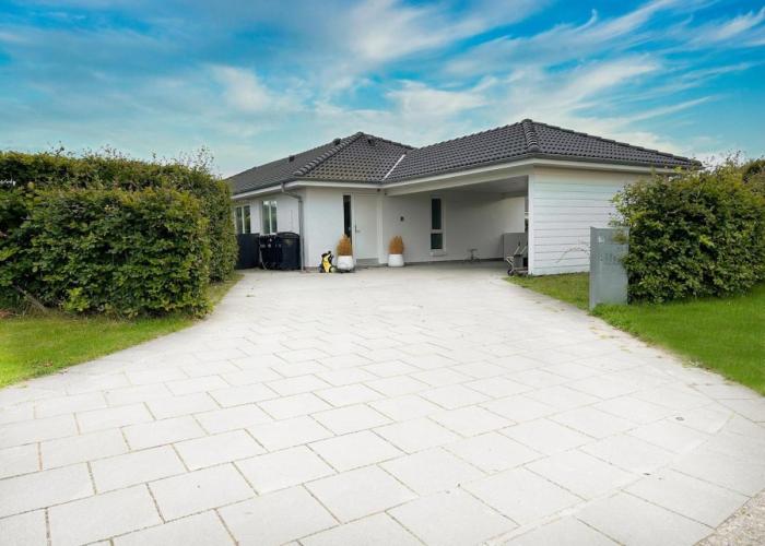 Spacious City Family Retreat With Garden & Patio
