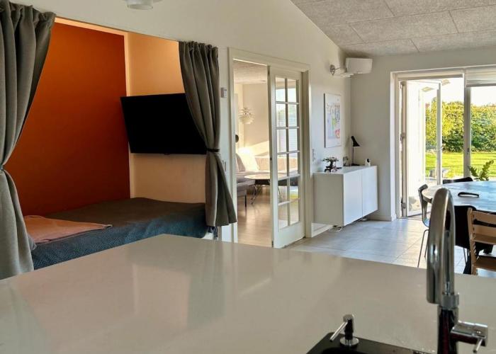 Spacious City Family Retreat With Garden & Patio