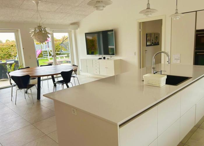 Spacious City Family Retreat With Garden & Patio