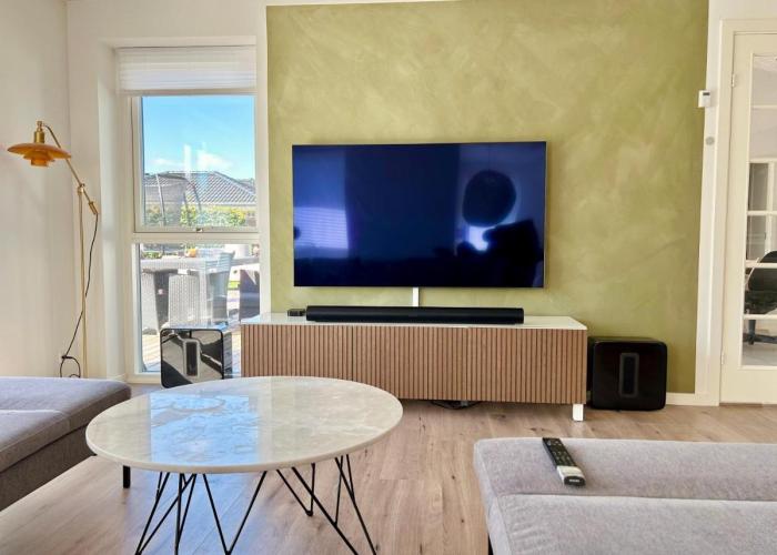 Spacious City Family Retreat With Garden & Patio