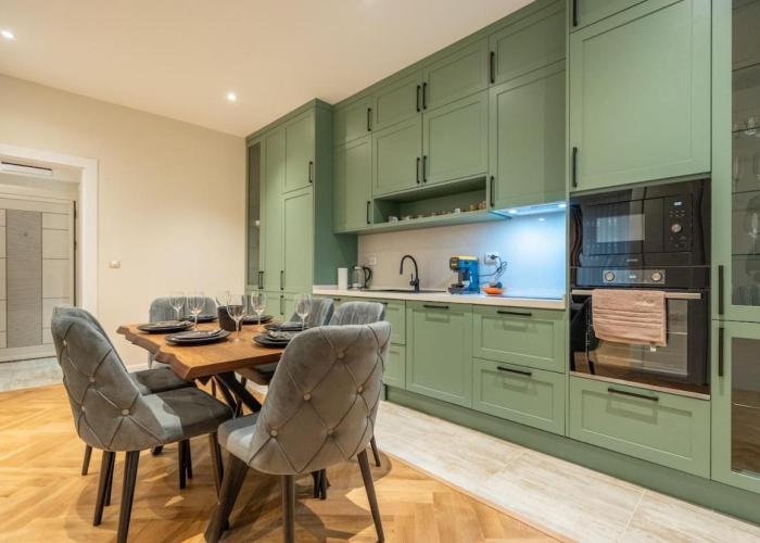 Elegant & Stylish 2-Bedroom Apartment