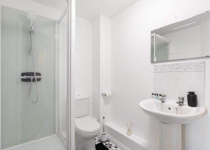 NEW-Deluxe Central Windsor Apartment with Free Parking, 4 mins to Windsor Castle and Legoland, 10 mins to Ascot and 12 mins to Heathrow London