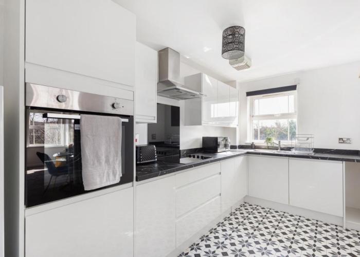 NEW-Deluxe Central Windsor Apartment with Free Parking, 4 mins to Windsor Castle and Legoland, 10 mins to Ascot and 12 mins to Heathrow London