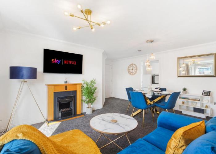 NEW-Deluxe Central Windsor Apartment with Free Parking, 4 mins to Windsor Castle and Legoland, 10 mins to Ascot and 12 mins to Heathrow London
