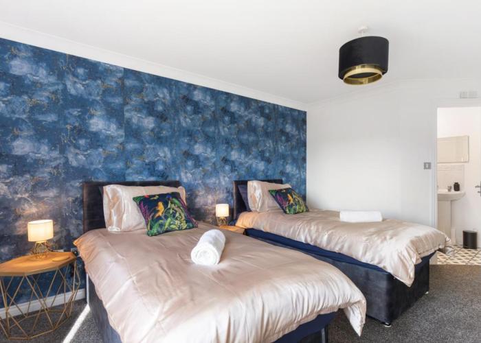 NEW-Deluxe Central Windsor Apartment with Free Parking, 4 mins to Windsor Castle and Legoland, 10 mins to Ascot and 12 mins to Heathrow London