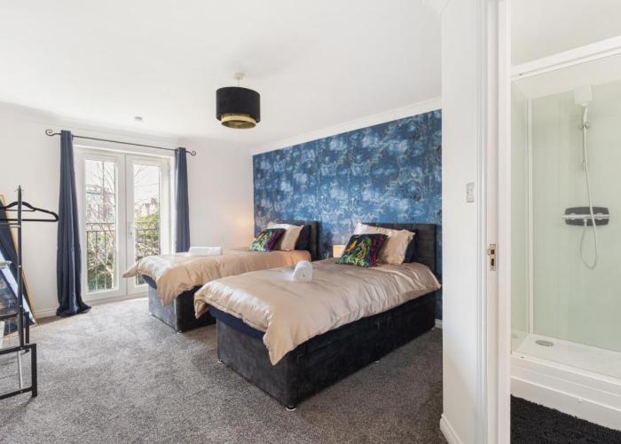 NEW-Deluxe Central Windsor Apartment with Free Parking, 4 mins to Windsor Castle and Legoland, 10 mins to Ascot and 12 mins to Heathrow London