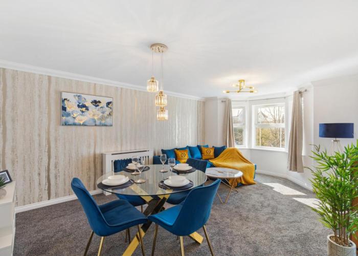 NEW-Deluxe Central Windsor Apartment with Free Parking, 4 mins to Windsor Castle and Legoland, 10 mins to Ascot and 12 mins to Heathrow London