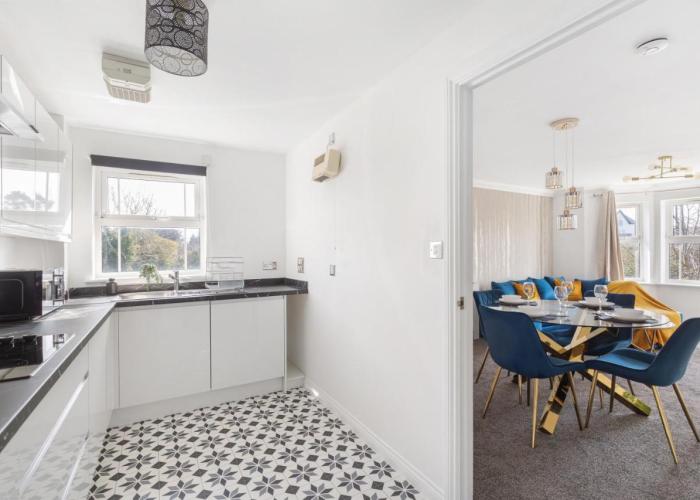 NEW-Deluxe Central Windsor Apartment with Free Parking, 4 mins to Windsor Castle and Legoland, 10 mins to Ascot and 12 mins to Heathrow London