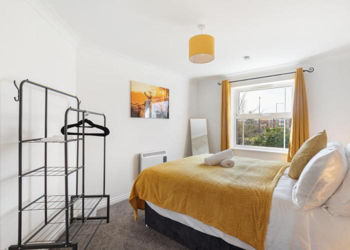 NEW-Deluxe Central Windsor Apartment with Free Parking, 4 mins to Windsor Castle and Legoland, 10 mins to Ascot and 12 mins to Heathrow London