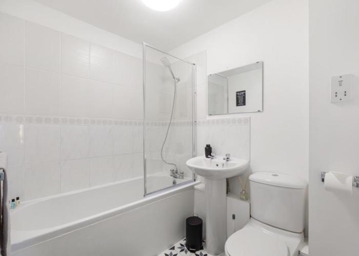 NEW-Deluxe Central Windsor Apartment with Free Parking, 4 mins to Windsor Castle and Legoland, 10 mins to Ascot and 12 mins to Heathrow London
