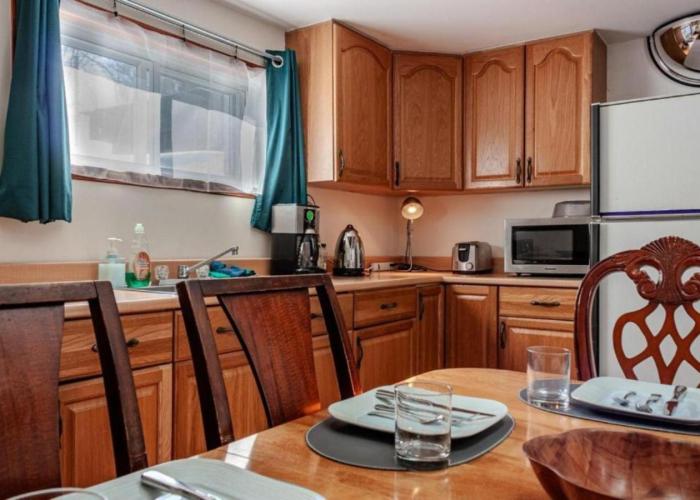 Independent Private Suite, Free Parking and High-Speed Wi-Fi