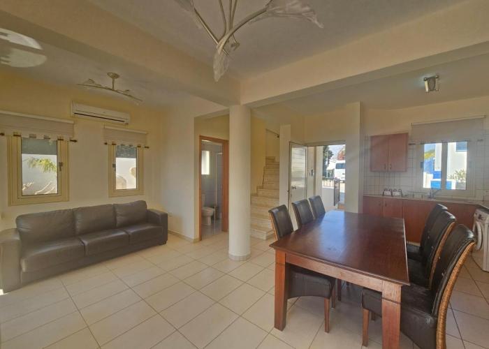 2 Bdr Home - walk to beach!