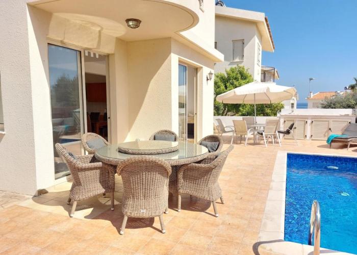 2 Bdr Home - walk to beach!