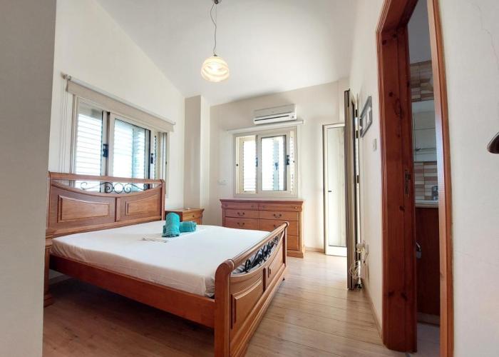 2 Bdr Home - walk to beach!